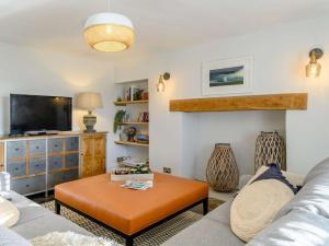 a living room with a couch and a tv at 8 bed in Southerndown 86493 in Southerndown