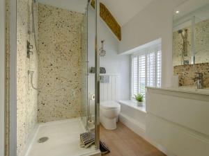 a bathroom with a shower and a toilet at 8 bed in Southerndown 86493 in Southerndown +68 photos