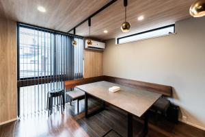 Un comedor con mesa y sillas y una ventana. en button - Vacation STAY 63542v, en Fukuoka