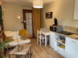 a living room with a couch and a table at Gîte: À la courbe du fleuve in Godinne