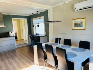 een keuken en eetkamer met een tafel en stoelen bij Koselig hus i Svolvær i Lofoten med elbil-lader in Svolvær +22 foto's
