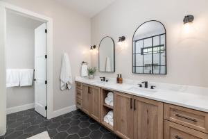 un baño con lavabo y dos espejos en Luxurious Mountain Retreat Hot Tub Pool Table, en Lincoln 36 fotos más