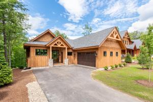 una casa grande con garaje en Luxurious Mountain Retreat Hot Tub Pool Table, en Lincoln