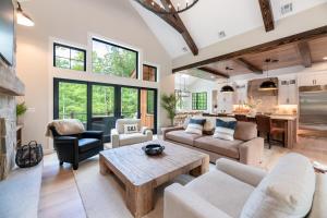 sala de estar con muebles y mesa. en Luxurious Mountain Retreat Hot Tub Pool Table, en Lincoln