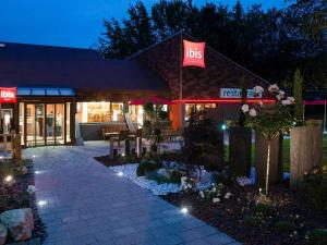 un restaurante de comida rápida con luces delante en ibis Bourg en Bresse, en Bourg-en-Bresse