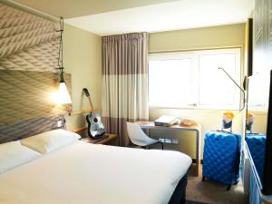 Postel nebo postele na pokoji v ubytování ibis Caen Porte d’Angleterre + 64 fotografií