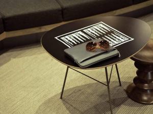 シャンベリにあるイビス シャンベリーの本とメガネのテーブル