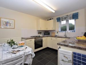 Η κουζίνα ή μικρή κουζίνα στο 2 Bed in Dedham 42650