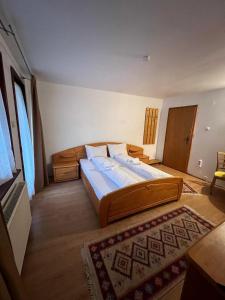 a bedroom with a large bed in a room at cabana mija in Jieţ