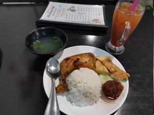 ein Teller Essen mit Reis und einem Getränk in der Unterkunft Anjung Seri Condo next Permas Jaya, Regency Hospital, jb ciq 15km in Masai