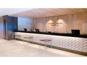 un bar con tre sgabelli di fronte a un ristorante di Smile Hotel Premium Hakodate Goryokaku - Vacation STAY 97568v a Hakodate