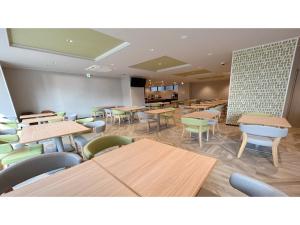 una sala da pranzo con tavoli e sedie in un edificio di Smile Hotel Premium Hakodate Goryokaku - Vacation STAY 97568v a Hakodate