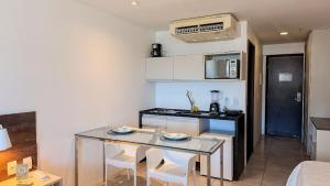 Η κουζίνα ή μικρή κουζίνα στο Ritz Suítes 215 Beira-Mar - Hosti
