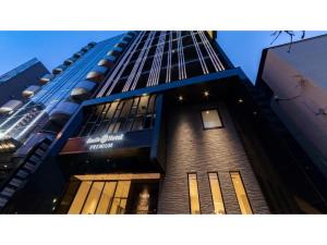 un edificio alto con una finestra davanti di Smile Hotel Premium Hakodate Goryokaku - Vacation STAY 97568v a Hakodate