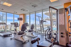 Un gimnasio con cintas de correr y elípticas en un edificio. en Mediterranean 1002E, en Perdido Key
