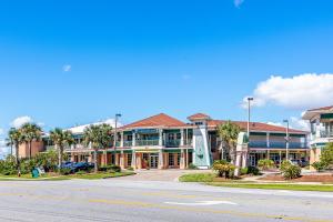 una calle vacía frente a un gran edificio en Mediterranean 1002E, en Perdido Key