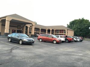 un estacionamiento con autos estacionados frente a un edificio en New Hampshire Inn West Memphis, en West Memphis
