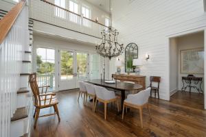 une salle à manger avec une table et des chaises dans l'établissement Lowcountry Luxe by The Tides- Pool & Porch, à St. Helena Island