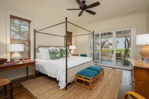 - une chambre avec un lit, un bureau et un ventilateur dans l'établissement Lowcountry Luxe by The Tides- Pool & Porch, à St. Helena Island 86 autres photos