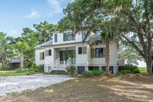 une maison blanche avec un palmier devant dans l'établissement Lowcountry Luxe by The Tides- Pool & Porch, à St. Helena Island
