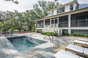 une image d'une maison avec piscine dans l'établissement Lowcountry Luxe by The Tides- Pool & Porch, à St. Helena Island
