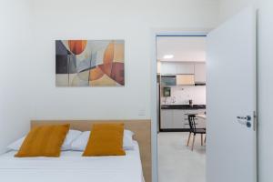 Ένα ή περισσότερα κρεβάτια σε δωμάτιο στο Central novo 2 quartos com Ar- Q e F home office