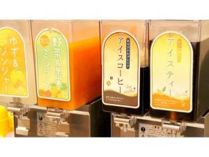 東京にあるSmile Hotel Tokyo Shinkoiwa - Vacation STAY 33623vの壁に並んだ4つの看板