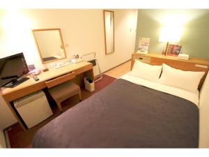 東京にあるSmile Hotel Tokyo Shinkoiwa - Vacation STAY 33623vのベッドと鏡付きの机があるホテルの部屋