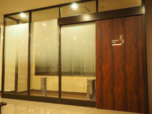 東京にあるSmile Hotel Tokyo Shinkoiwa - Vacation STAY 33623vの建物内のガラス引き戸 +40枚の写真
