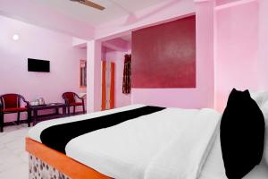 Ένα ή περισσότερα κρεβάτια σε δωμάτιο στο Hotel O The Triotel Inn