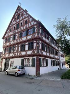 a building with a car parked in front of it at Winter'sches Haus in Nördlingen