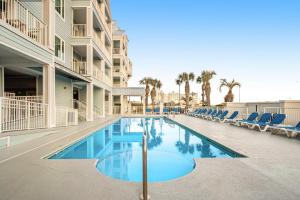 a swimming pool in the courtyard of a apartment building at Grand Caribbean 121 in Orange Beach