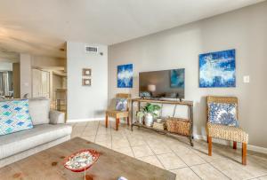 un salon avec un canapé et deux chaises dans l'établissement Bluewater 1404, à Romar Beach