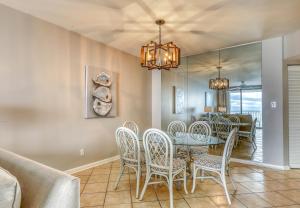 une salle à manger avec une table et des chaises dans l'établissement Bluewater 1404, à Romar Beach