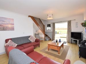 Μια τηλεόραση ή/και κέντρο ψυχαγωγίας στο 3 bed in Brighstone IC041