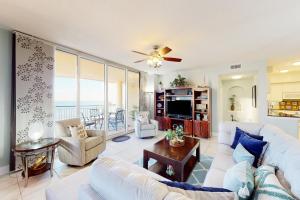una sala de estar con un sofá y una mesa en Beach Colony of Perdido E07B, en Perdido Key
