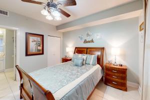 Un dormitorio con una cama y un ventilador de techo. en Beach Colony of Perdido E07B, en Perdido Key 24 fotos más