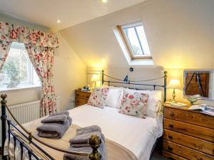 a bedroom with a bed with towels on it at 1 Bed in Fenny Bentley 80376 in Fenny Bentley