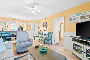 パナマ・シティ・ビーチにあるThe Commodore #302Bのソファとテレビのあるリビングルーム