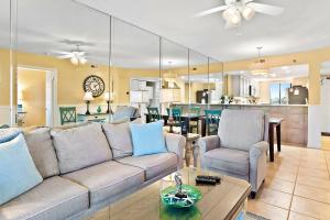 パナマ・シティ・ビーチにあるThe Commodore #302Bのソファとテーブルのあるリビングルーム