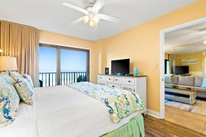 パナマ・シティ・ビーチにあるThe Commodore #302Bのベッドルーム1室(ベッド1台付)、バルコニー(テレビ付) +24枚の写真