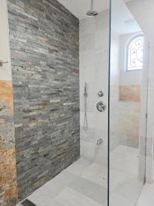 Bilik mandi di The Sapphire Suite, Millennium House