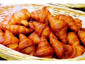 una cesta llena de croissants en una mesa en Maniwa City Hotel Sunrise - Vacation STAY 98583v, en Maniwa