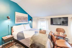 a bedroom with a bed and a blue wall at Historic OLD TOWN Block 2 KING ST 99 Walkscore in Alexandria