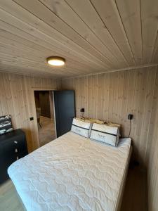 Ένα ή περισσότερα κρεβάτια σε δωμάτιο στο Exclusive cabin with sauna and mountain view in Geilo