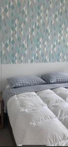 Giường trong phòng chung tại Apê de fundos em condo beira mar com garagem e Wi-Fi