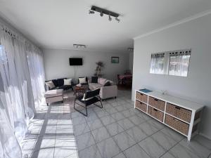 Μια τηλεόραση ή/και κέντρο ψυχαγωγίας στο Golden Getaway, Private 3x bedroom home with 2x living spaces and study +39 φωτογραφίες