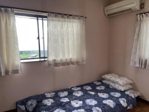 a bedroom with a bed and a window at Guest House Aoi - Vacation STAY 20032 in Mitsugarasuchō
