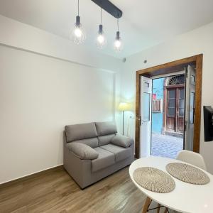 una sala de estar con un sofá y una mesa en Bajo Izquierda el Wiro, en Puerto