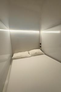 ein kleines weißes Zimmer mit einem Bett darin in der Unterkunft Shams Wa Bahar Vacation Homes Rental in Dubai